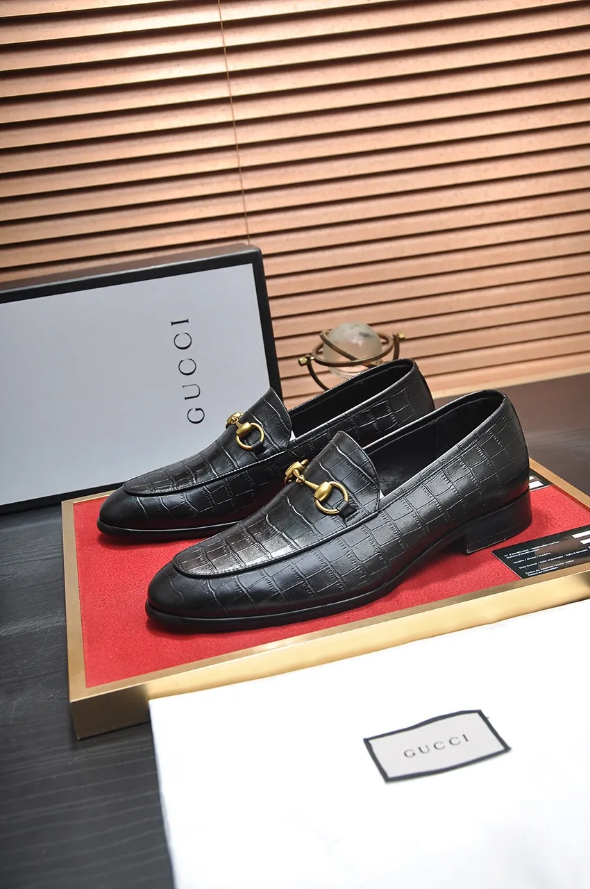 Men's shoes💰500💶Italy's top luxury men's shoe giant (GUCCI) (Gucci) (full cowhide lining) new arrival🍃Original European style🔰 Pleasant to the eye😍In order to make the shoes more durable and non-deformable🌀The production continues to follow traditional methods but there is still no lack of innovation💪Choose original sheepskin for the leather♻️ Smooth and natural And extra bright ⭐Made of imported cowhide, the first choice of rich people 38-45 (45 customized)